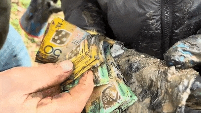 釣魚佬從湖里釣出70萬現金!以前還釣出過手榴彈(圖30) 釣魚佬從湖里釣出70萬現金!以前還釣出過手榴彈