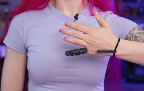 網(wǎng)紅妹子斷指后給自己換了根機械手指:太炫酷了!(圖10) 網(wǎng)紅妹子斷指后給自己換了根機械手指:太炫酷了!