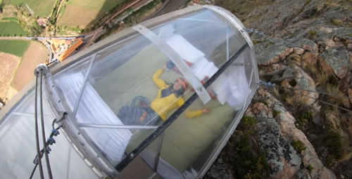 在100層樓高的懸崖睡覺，翻身都不敢有大動作！