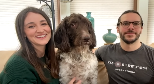 狗子吃掉2萬(wàn)現(xiàn)金后又拉了出來(lái) 主人只能屎里淘金(圖5) 狗子吃掉2萬(wàn)現(xiàn)金后又拉了出來(lái) 主人只能屎里淘金