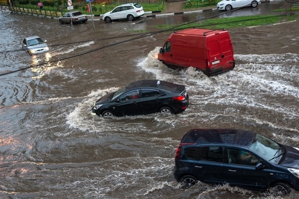 北方多地暴雨！保險公司提醒：車在水中二次點火損傷發動機不理賠