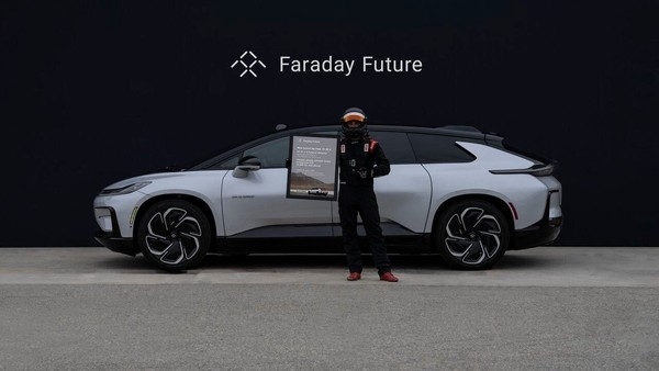 法拉第未來FF 91前三位車主公布 賈躍亭“不坑窮人”(圖2) 法拉第未來FF 91前三位車主公布 賈躍亭“不坑窮人”