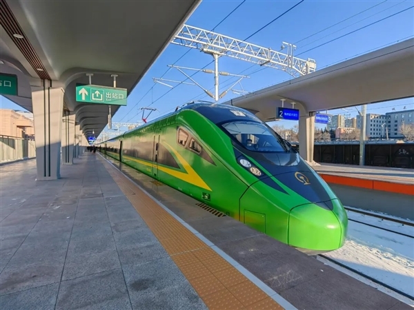 男子把綠動車當成綠皮車抽煙被拘:其實是“綠巨人”電力動車組(圖2) 男子把綠動車當成綠皮車抽煙被拘:其實是“綠巨人”電力動車組