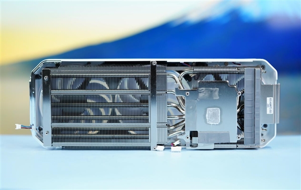 璦珈圖案吸睛!銘瑄GEFORCE RTX 4070 SUPER圖賞(圖20) 璦珈圖案吸睛!銘瑄GEFORCE RTX 4070 SUPER圖賞