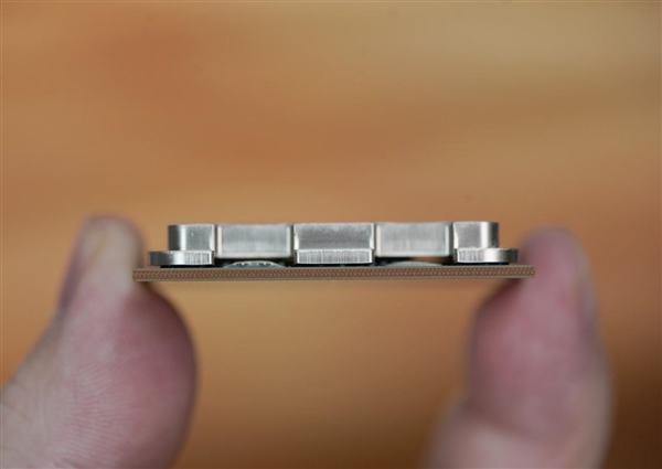 功耗大降30%!AMD銳龍9 9950X/9900X處理器圖賞(圖10) 功耗大降30%!AMD銳龍9 9950X/9900X處理器圖賞