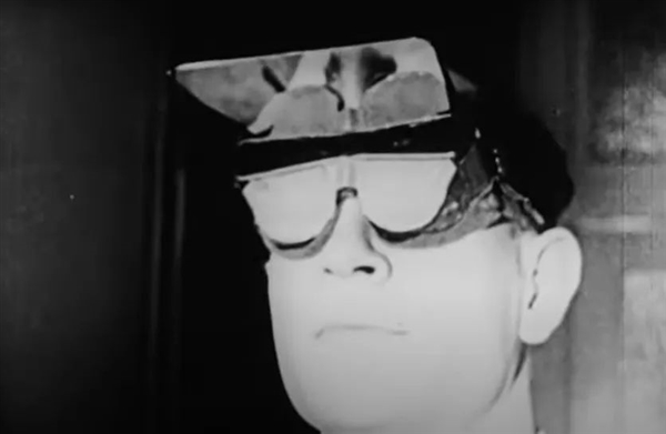 大學(xué)教授讓助理戴上倒立眼鏡:10天后怪異的事情發(fā)生了(圖5) 大學(xué)教授讓助理戴上倒立眼鏡:10天后分怪異的事情發(fā)生了