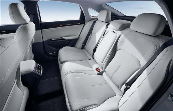 比亞迪秦PLUS DM-i勁敵 吉利銀河L6內飾曝光：副駕駛屏終被取消