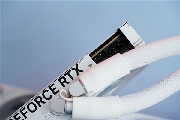 一體式合金銀白外甲!七彩虹RTX 4080 SUPER Neptune水神圖賞(圖8) 一體式合金銀白外甲!七彩虹RTX 4080 SUPER Neptune水神圖賞