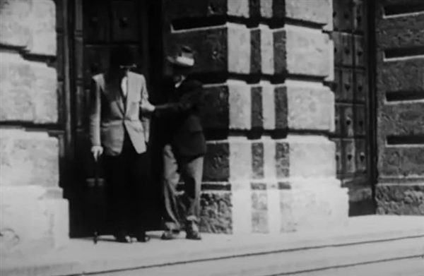 大學(xué)教授讓助理戴上倒立眼鏡:10天后怪異的事情發(fā)生了(圖3) 大學(xué)教授讓助理戴上倒立眼鏡:10天后分怪異的事情發(fā)生了