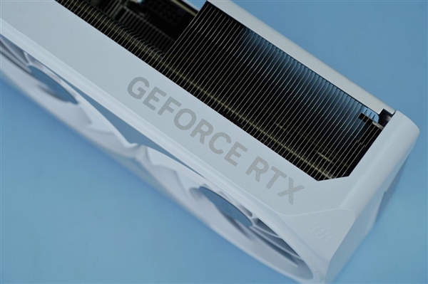 雪白機身吸睛!技嘉RTX 4080 SUPER AERO雪鷹OC顯卡圖賞(圖10) 雪白機身吸睛!技嘉RTX 4080 SUPER AERO雪鷹OC顯卡圖賞