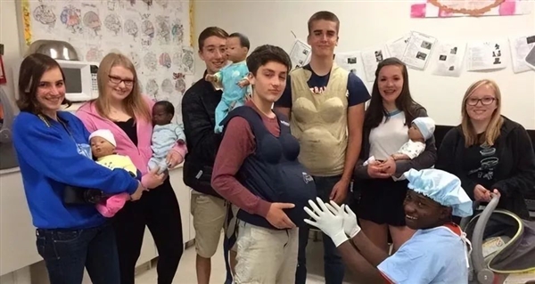 為防早孕 美國高中讓學生照顧假娃娃：結果哭笑不得