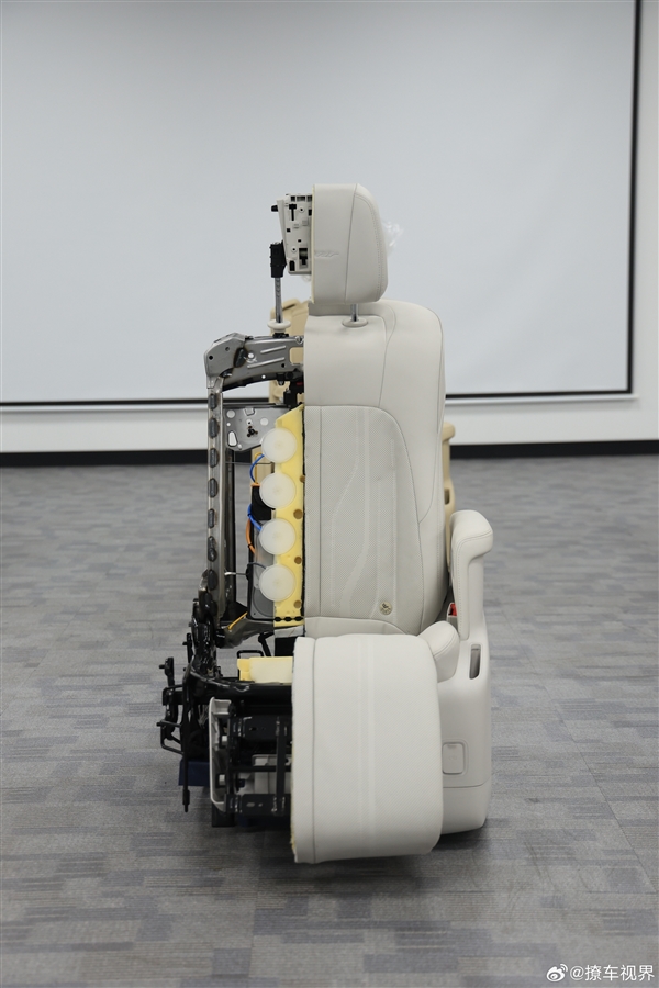 MPV絕對王者！別克GL8插混版座椅曝光：首發特殊填充材料