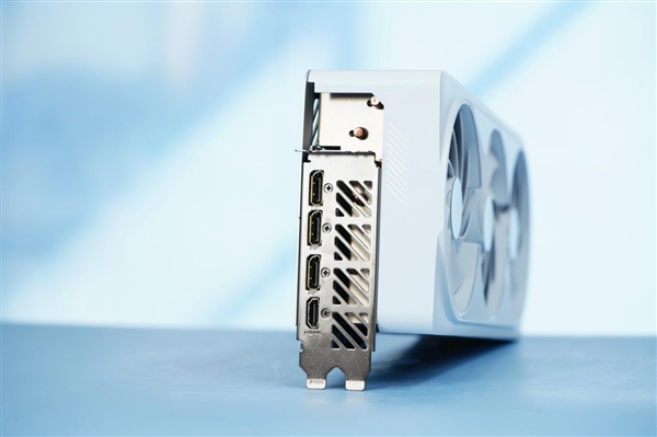 雪白機身吸睛!技嘉RTX 4080 SUPER AERO雪鷹OC顯卡圖賞(圖12) 雪白機身吸睛!技嘉RTX 4080 SUPER AERO雪鷹OC顯卡圖賞