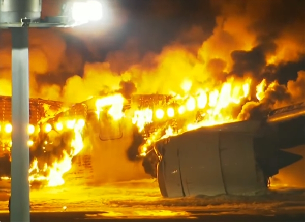 日本客機(jī)爆燃!滑行中炸成火球:機(jī)上近400人已全部撤離(圖1) 日本客機(jī)爆燃!滑行中炸成火球:機(jī)上近400人已全部撤離