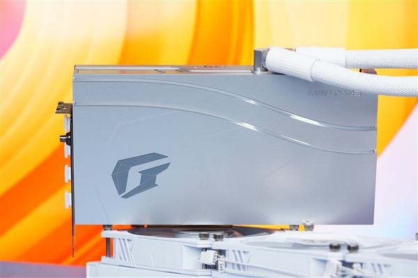 一體式合金銀白外甲!七彩虹RTX 4080 SUPER Neptune水神圖賞(圖10) 一體式合金銀白外甲!七彩虹RTX 4080 SUPER Neptune水神圖賞