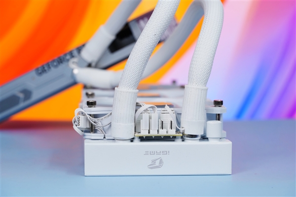 一體式合金銀白外甲!七彩虹RTX 4080 SUPER Neptune水神圖賞(圖5) 一體式合金銀白外甲!七彩虹RTX 4080 SUPER Neptune水神圖賞