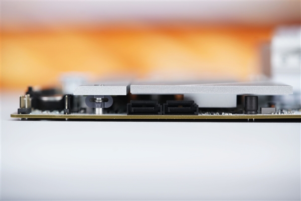 銀白戰甲！華碩ROG STRIX X870-A GAMING WIFI吹雪主板圖賞