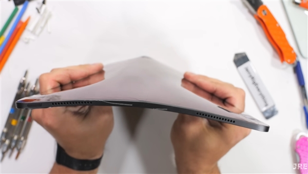 這回不容易掰彎了！蘋果新款iPad Pro暴力測試