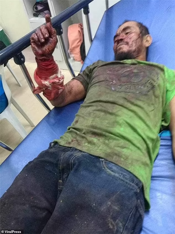 真慘:3米長蟒蛇被男子咬死 最后還被烤了吃掉(圖2) 真慘:3米長蟒蛇被男子咬死 最后還被烤了吃掉