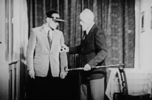 大學(xué)教授讓助理戴上倒立眼鏡:10天后怪異的事情發(fā)生了(圖2) 大學(xué)教授讓助理戴上倒立眼鏡:10天后分怪異的事情發(fā)生了