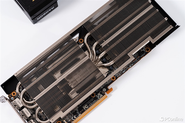 藍寶石RX 6750 GRE 12G D6黑鉆版上手：性能與價格的完美平衡