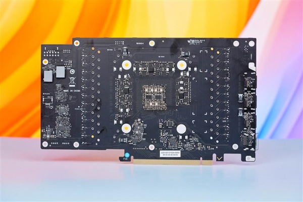 一體式合金銀白外甲!七彩虹RTX 4080 SUPER Neptune水神圖賞(圖17) 一體式合金銀白外甲!七彩虹RTX 4080 SUPER Neptune水神圖賞