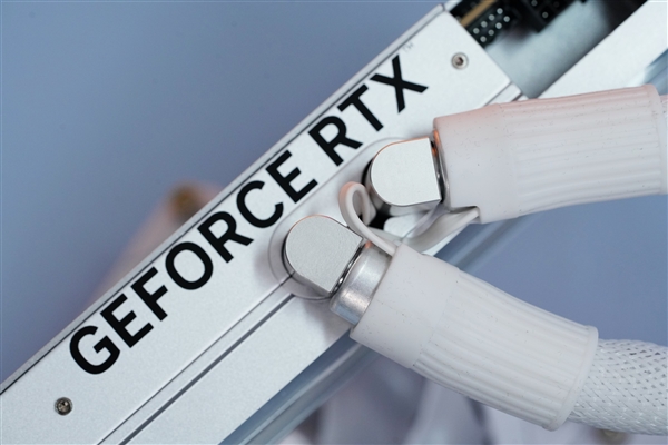 一體式合金銀白外甲!七彩虹RTX 4080 SUPER Neptune水神圖賞(圖9) 一體式合金銀白外甲!七彩虹RTX 4080 SUPER Neptune水神圖賞