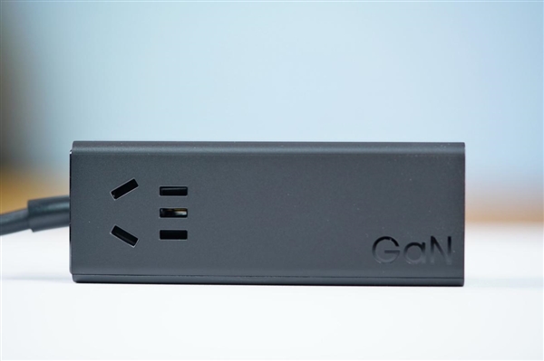 七合一接口！小米67W桌面快充插座Pro圖賞