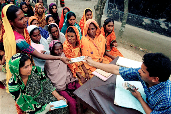 靠給窮人放貸 這老哥成了他們的救世主(圖6) 靠給窮人放貸 這老哥成了他們的救世主