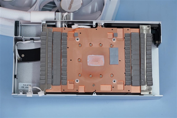 一體式合金銀白外甲!七彩虹RTX 4080 SUPER Neptune水神圖賞(圖14) 一體式合金銀白外甲!七彩虹RTX 4080 SUPER Neptune水神圖賞