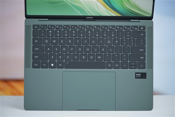 全球首發磁吸攝像頭！榮耀MagicBook Art 14圖賞