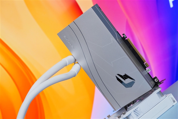 一體式合金銀白外甲!七彩虹RTX 4080 SUPER Neptune水神圖賞(圖2) 一體式合金銀白外甲!七彩虹RTX 4080 SUPER Neptune水神圖賞