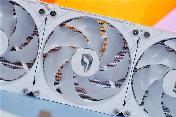 一體式合金銀白外甲!七彩虹RTX 4080 SUPER Neptune水神圖賞(圖4) 一體式合金銀白外甲!七彩虹RTX 4080 SUPER Neptune水神圖賞