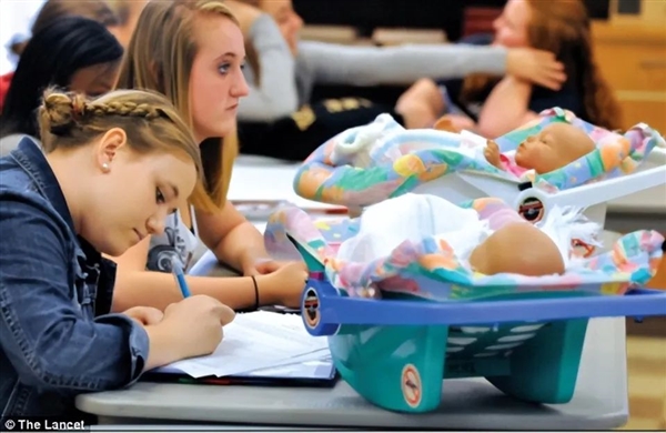 為防早孕 美國高中讓學生照顧假娃娃：結果哭笑不得