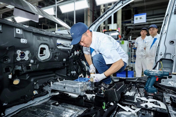 20.99萬起小鵬G6賣爆!CEO何小鵬親下工廠擰螺絲:還被嫌棄了(圖1) 20.99萬起小鵬G6賣爆!CEO何小鵬親下工廠擰螺絲:還被嫌棄了