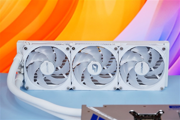 一體式合金銀白外甲!七彩虹RTX 4080 SUPER Neptune水神圖賞(圖3) 一體式合金銀白外甲!七彩虹RTX 4080 SUPER Neptune水神圖賞