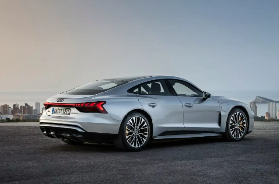 家族最帥純電轎跑!新款奧迪e-tron GT發(fā)布:零百僅需2.5秒(圖3) 家族最帥純電轎跑!新款奧迪e-tron GT發(fā)布:零百僅需2.5秒