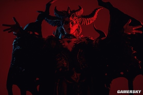 俄妹COS《暗黑破壞神》莉莉絲 邪惡美艷完美還原(圖7) 俄妹COS《暗黑破壞神》莉莉絲 邪惡美艷完美還原