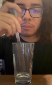 用筷子蘸著喝完一杯水要多久？小哥實測舌頭都要麻了！