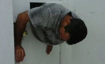 最抽象的越獄!巴西一小哥鉆洞逃跑被卡住:獄警救了三小時(圖7) 最抽象的越獄!巴西一小哥鉆洞逃跑被卡住:獄警救了三小時