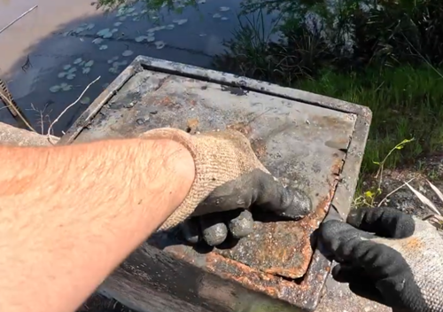 釣魚佬從湖里釣出70萬現金!以前還釣出過手榴彈(圖24) 釣魚佬從湖里釣出70萬現金!以前還釣出過手榴彈