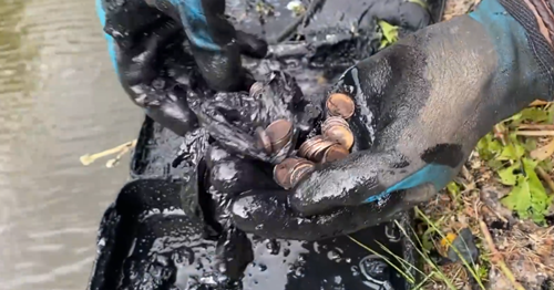 釣魚佬從湖里釣出70萬現金!以前還釣出過手榴彈(圖22) 釣魚佬從湖里釣出70萬現金!以前還釣出過手榴彈