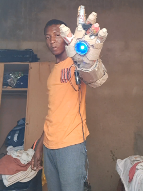 瓦坎達科技外泄!非洲老哥自制鋼鐵俠裝備:要當下一個馬斯克(圖1) 瓦坎達科技外泄!非洲老哥自制鋼鐵俠裝備:要當下一個馬斯克