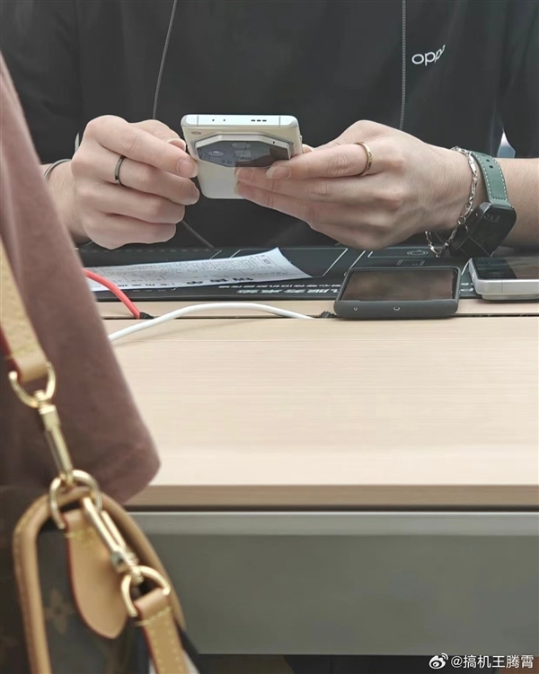 OPPO Find X7 Ultra工程機曝光:八邊形鏡頭設計 辨識度拉滿(圖2) OPPO Find X7 Ultra工程機曝光:八邊形鏡頭設計 辨識度拉滿