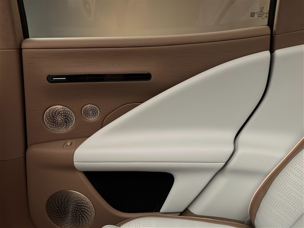 拳打理想L6腳踢問界M5 阿維塔07內(nèi)飾全曝光:拼色很豪華(圖7) 拳打理想L6腳踢問界M5 阿維塔07內(nèi)飾全曝光:拼色很豪華