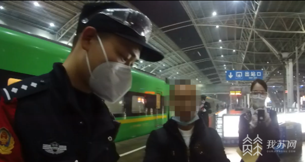 男子把綠動車當成綠皮車抽煙被拘:其實是“綠巨人”電力動車組(圖1) 男子把綠動車當成綠皮車抽煙被拘:其實是“綠巨人”電力動車組