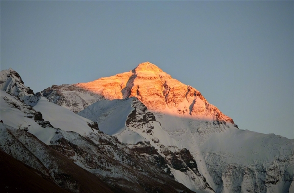 全球變暖致珠穆朗瑪峰變成垃圾場(chǎng)和大墓地:已發(fā)現(xiàn)200多具遺體(圖1) 全球變暖致珠穆朗瑪峰變成垃圾場(chǎng)和大墓地:已發(fā)現(xiàn)200多具遺體