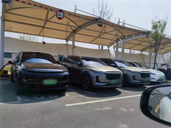 增程車車主更精打細算?高速充電站一景:四輛車三輛都是理想(圖1) 增程車車主更精打細算?高速充電站一景:四輛車三輛都是理想