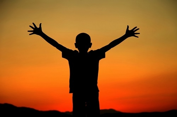 萌娃一拳打趴不倒翁玩具后疑惑歪頭:為什么沒有彈回(圖1) 萌娃一拳打趴不倒翁玩具后疑惑歪頭:為什么沒有彈回