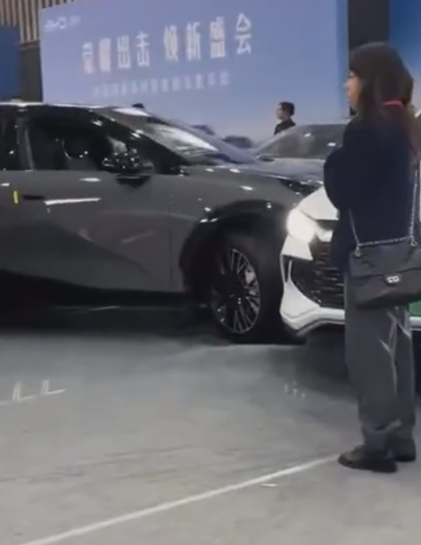 極氪X車展上突然啟動 撞傷5人:官方回應稱未開啟展車模式(圖4) 極氪X車展上突然啟動 撞傷5人:官方回應稱未開啟展車模式
